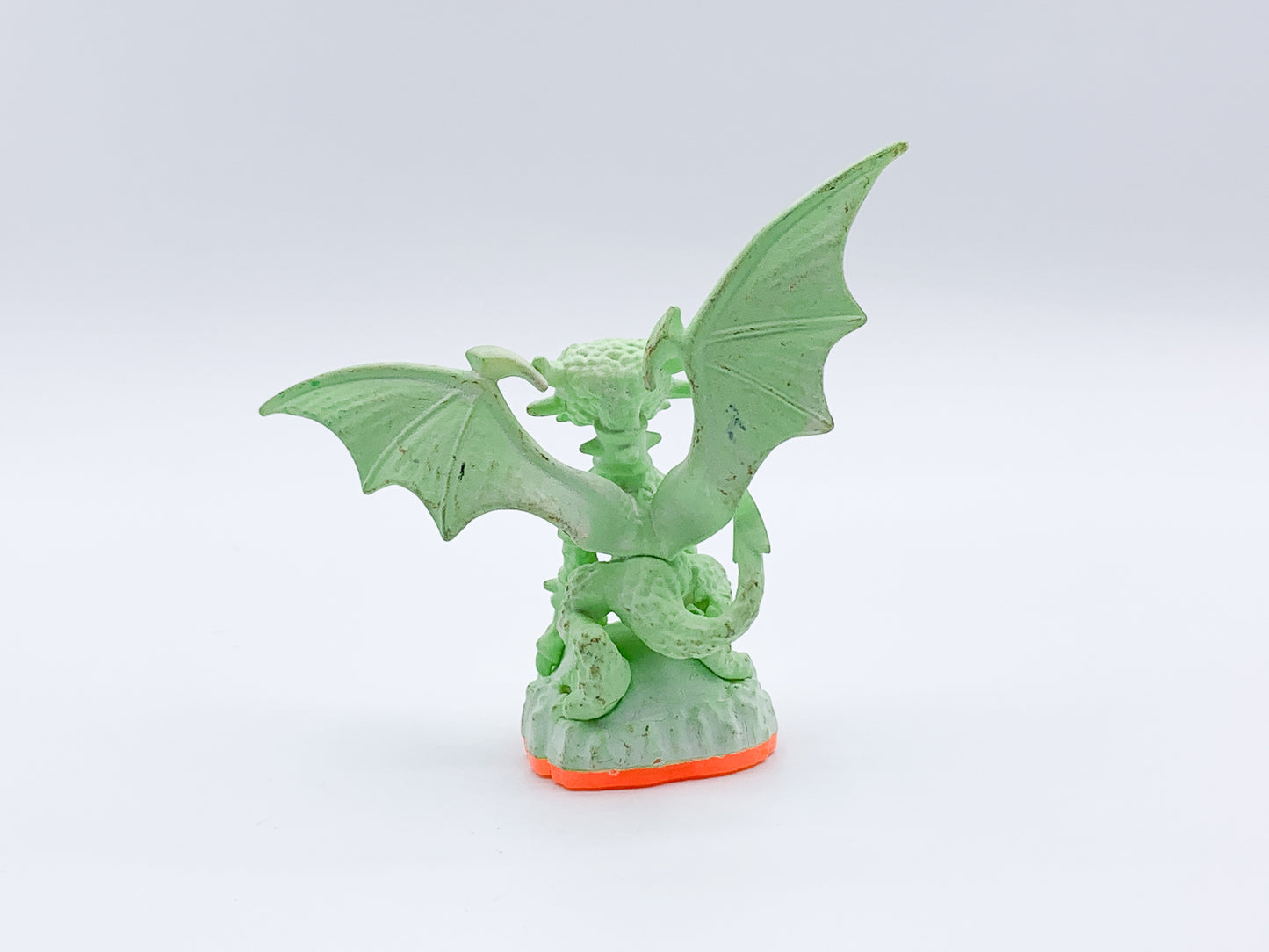 Glow-in-the-Dark Cynder (Series 2) Skylander • Skylanders Giants